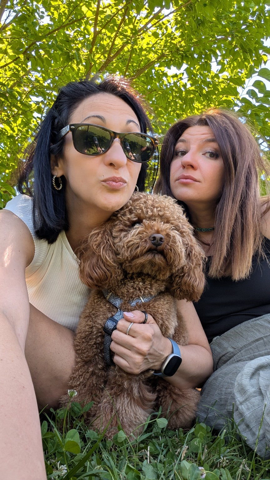 Veronica e Sofia di Pet Republic con un barboncino